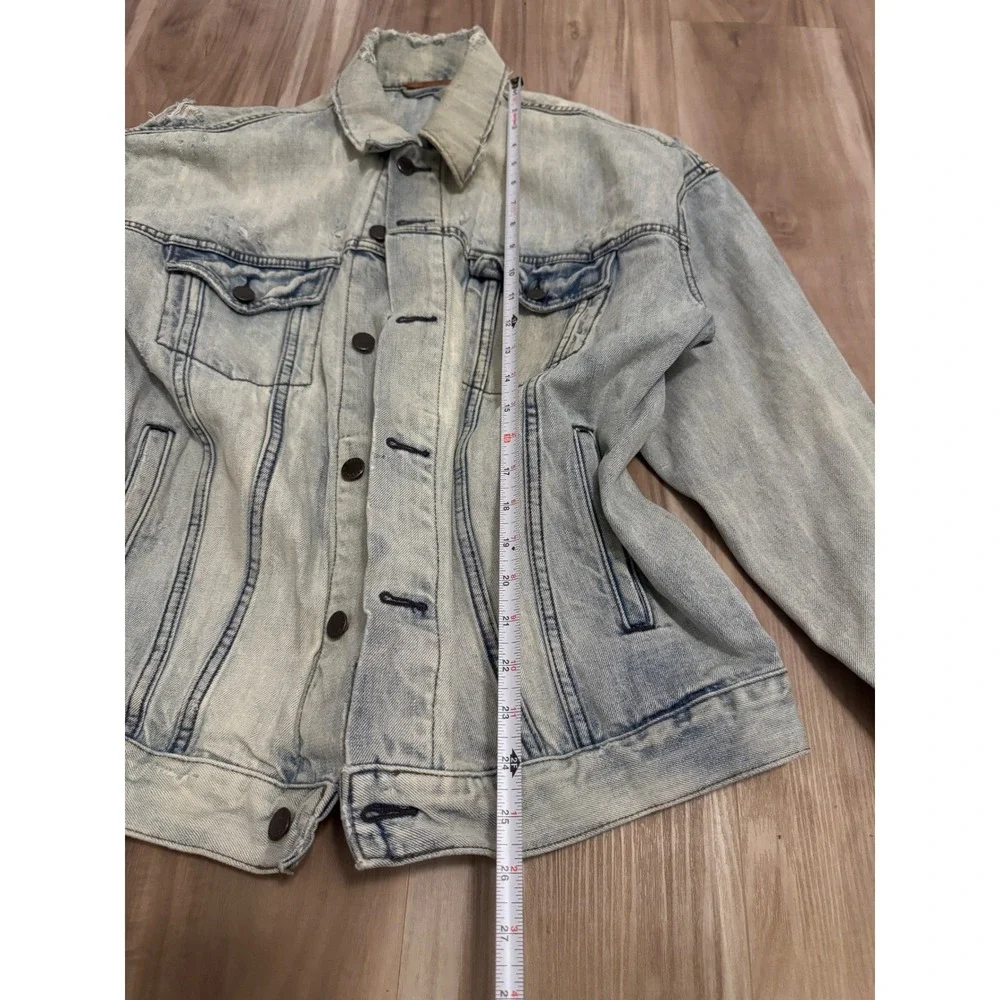 Free People Light Wash Distressed Denim Trucker Jacket XS S Oversized Cotton j1 - Picture 7 of 7